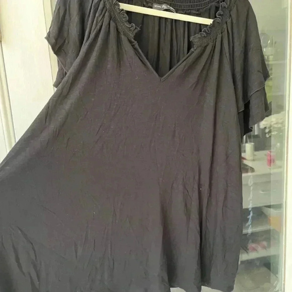 Kim & Cami Black Top with flutter sleeves size 3x - Picture 6 of 6